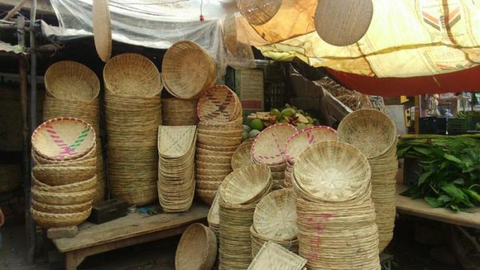 बाँसको सामग्री बनाउन व्यस्त मरिक समुदाय